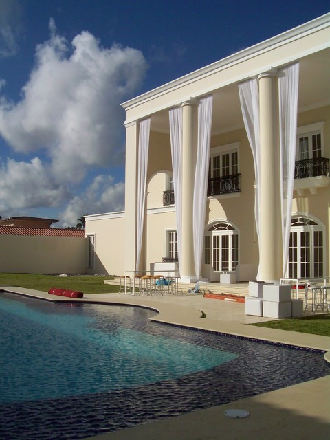 Фото отеля с открытой площадкой и бассейном.