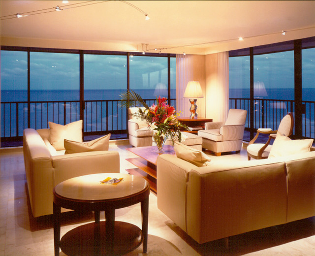Фотография гостиной комнаты на застекленном балконе
