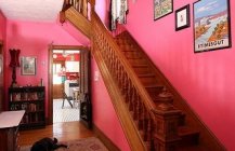 Лестница в розовом доме