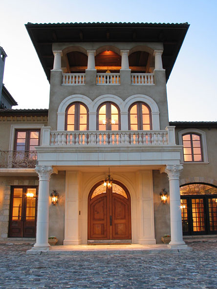 Дизайн дома-мечты с большим балконом