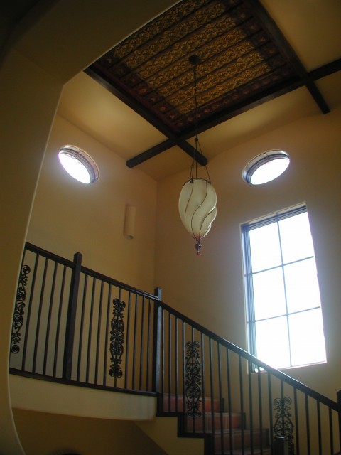 Дизайн интерьера лестницы в пастельных тонах